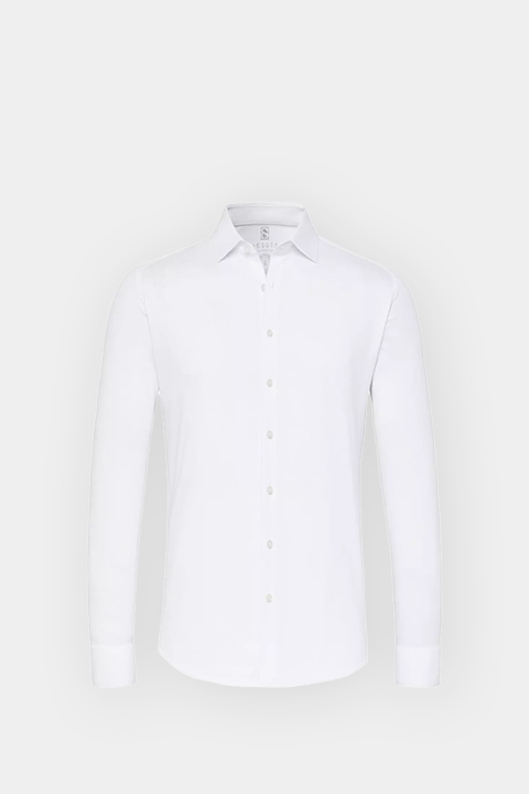 Una semplice camicia bianca a maniche lunghe con colletto abbottonata su sfondo bianco.