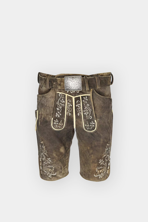 Pantaloni in pelle bavaresi tradizionali marroni con ricami decorativi, una patta frontale e un'ampia cintura con una grande fibbia su sfondo bianco.