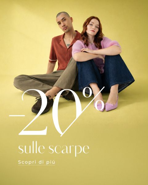 Due persone eleganti sono sedute sul pavimento davanti a uno sfondo giallo con un testo che offre il 20% di sconto sulle scarpe in italiano.